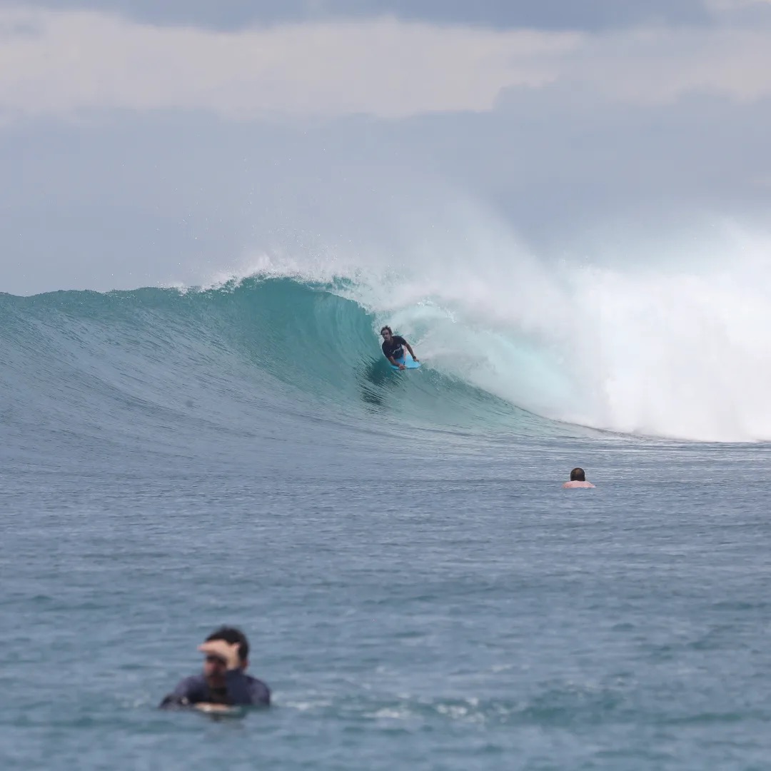Au creux d'une grosse vague