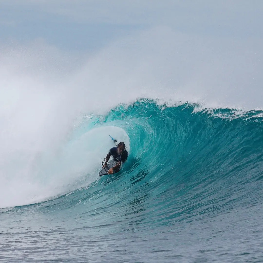 En bodyboard, au cœur d'un tube turquoise