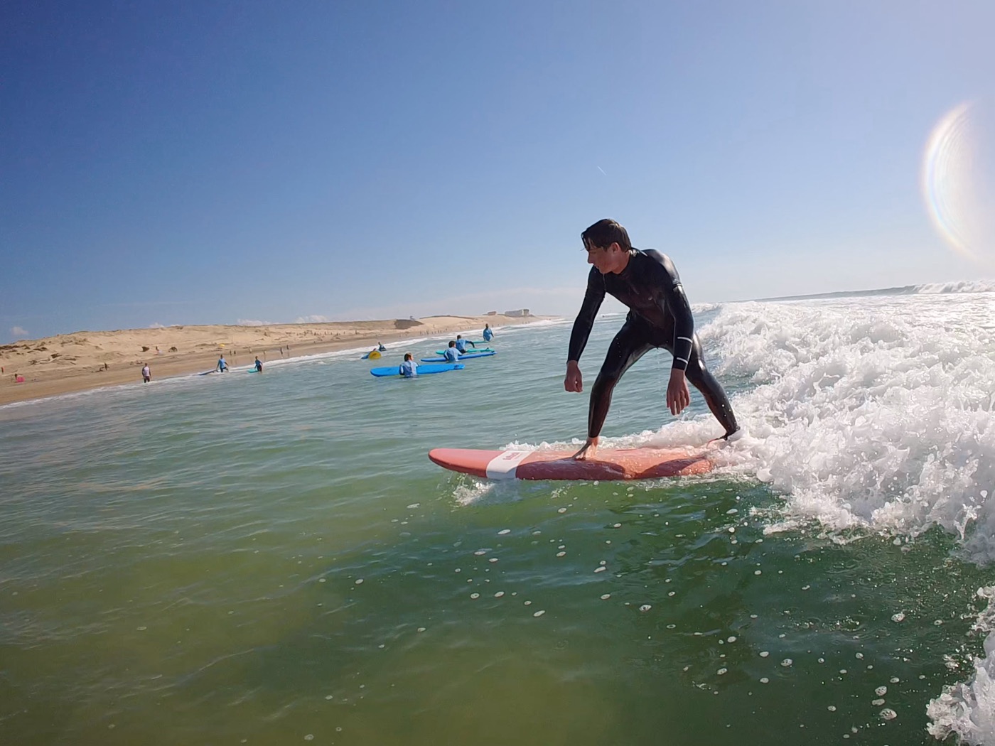 Un élève debout dans la mousse, filmé à la GoPro par Sylvain