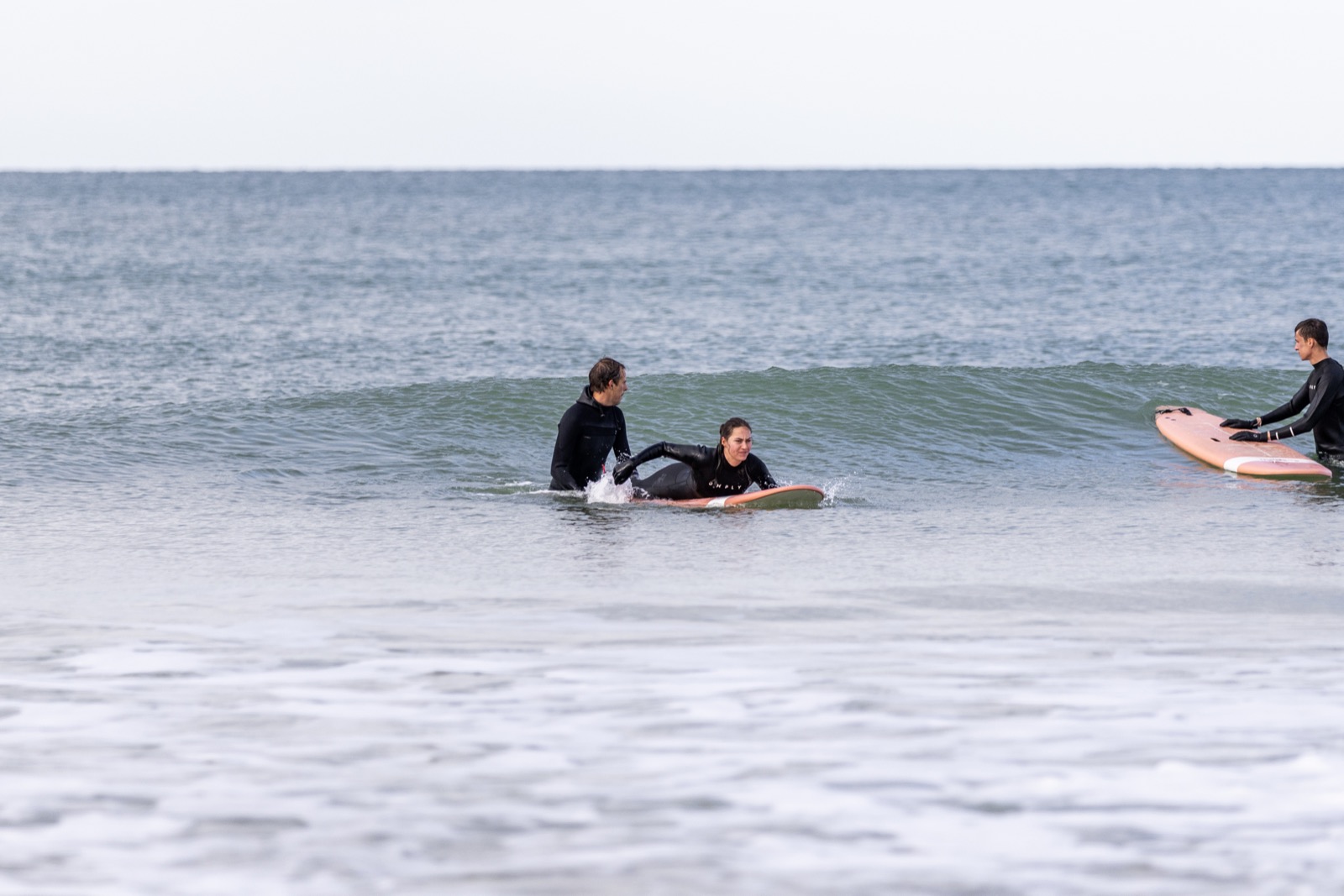 Sylvain accompagne une élève au départ de la vague