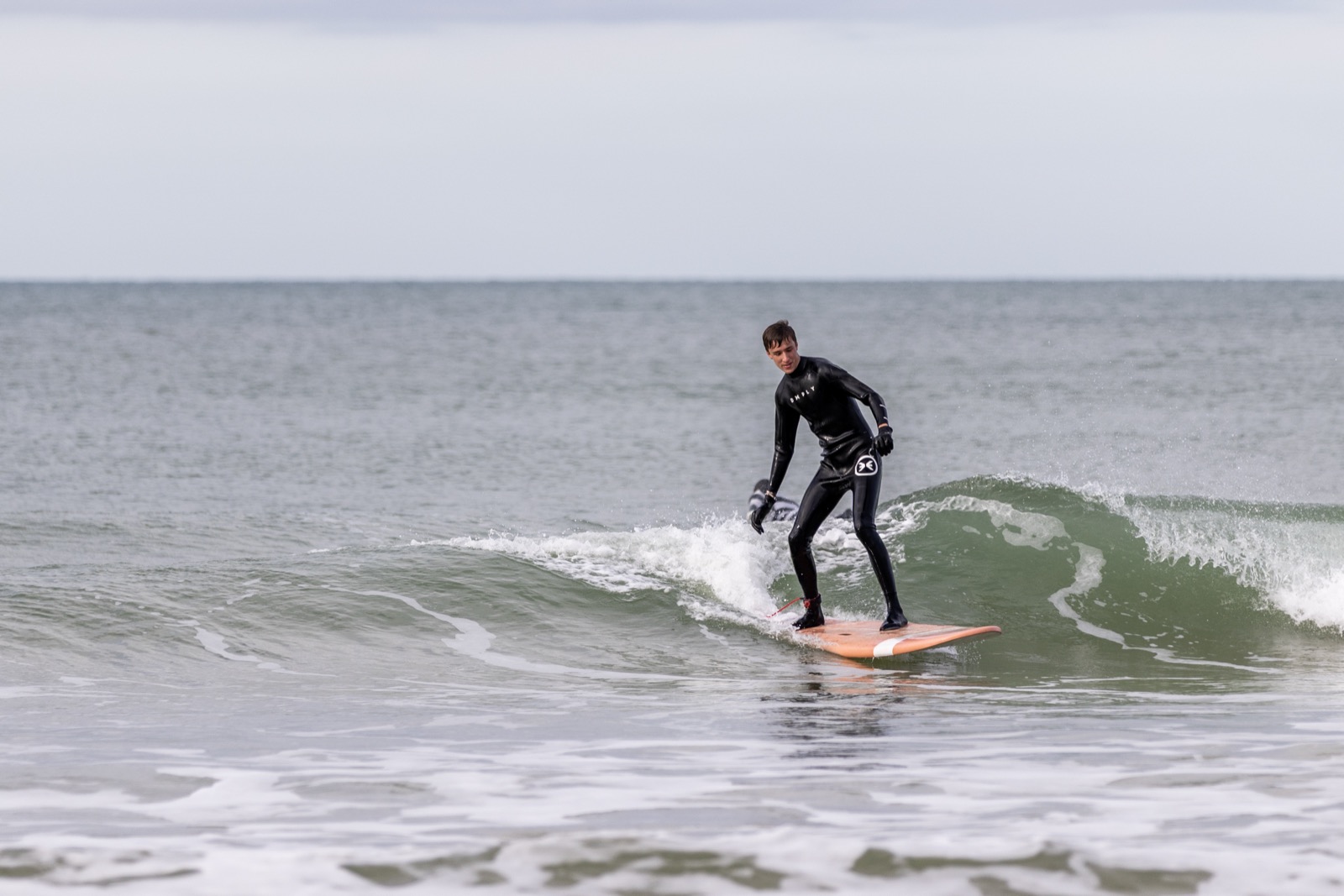 Un élève glisse sur une vague verte