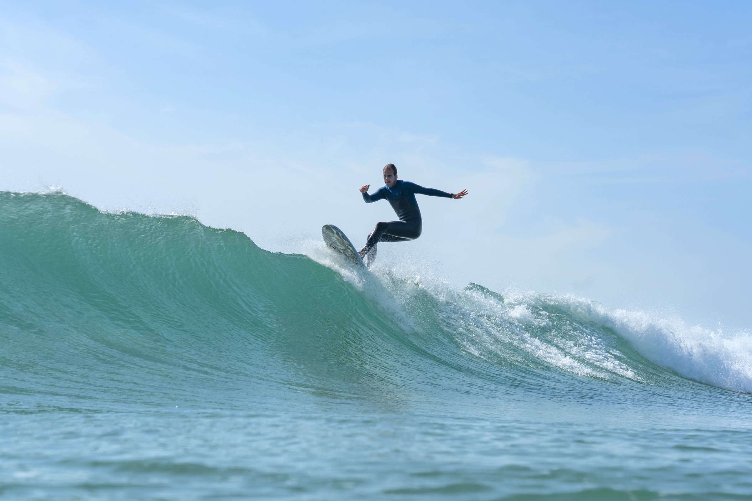 Sylvain en surf sur une vague