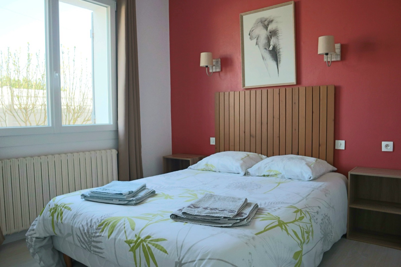 Chambre aux murs rouges avec lit double