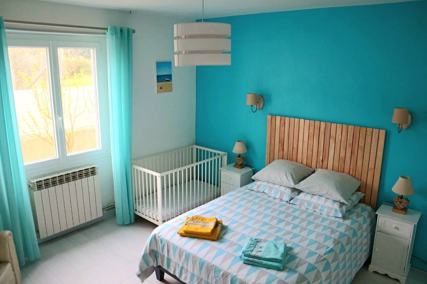 Chambre avec lit double et lit bébé