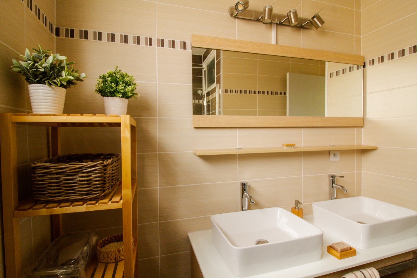 Salle de bain avec deux vasques