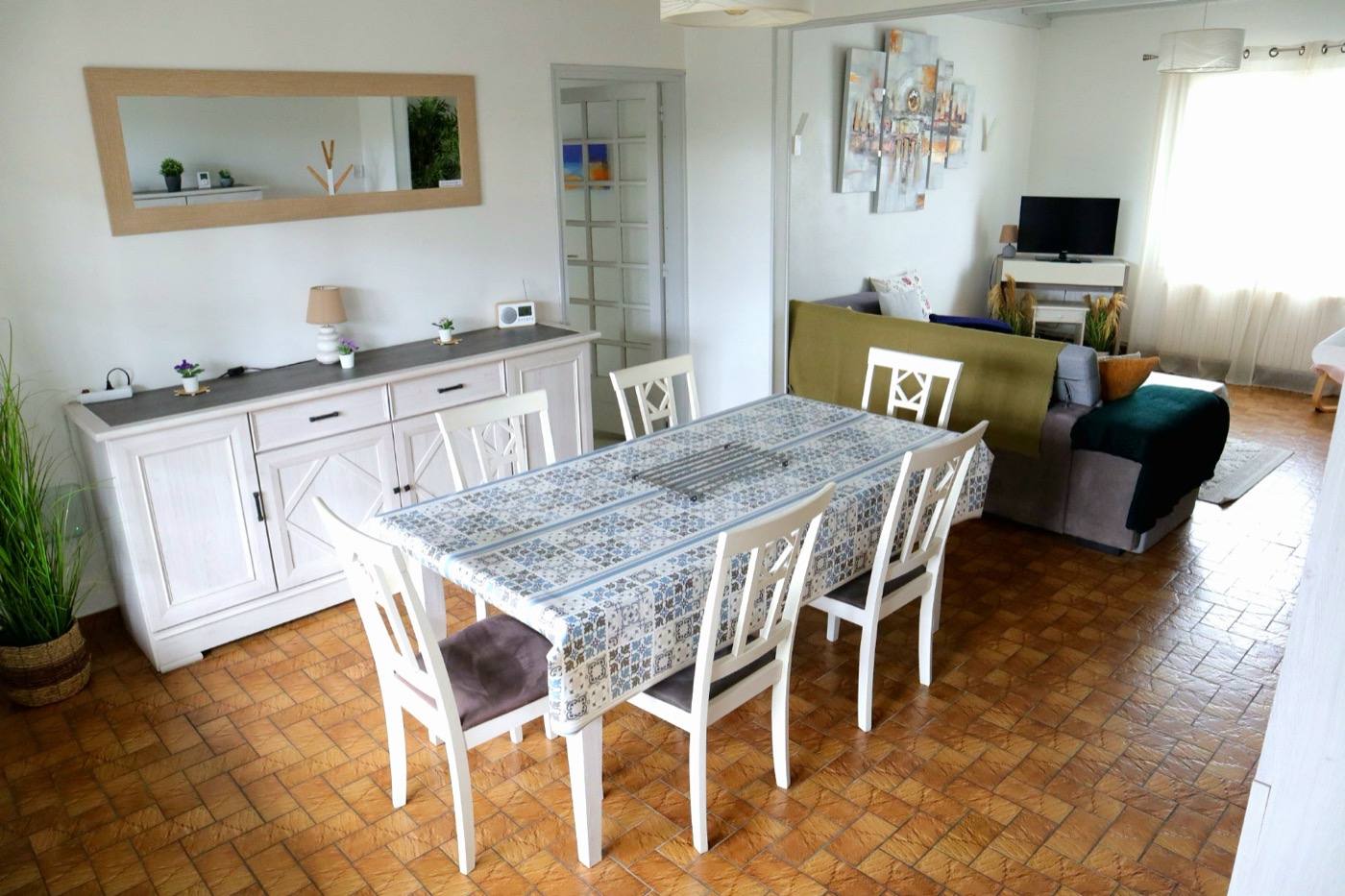 Le séjour et sa grande table