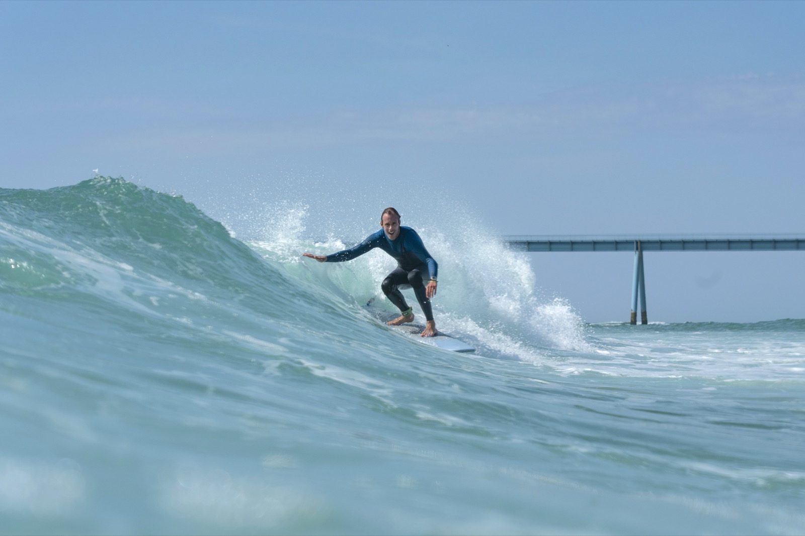 Virage en surf près d'un ponton
