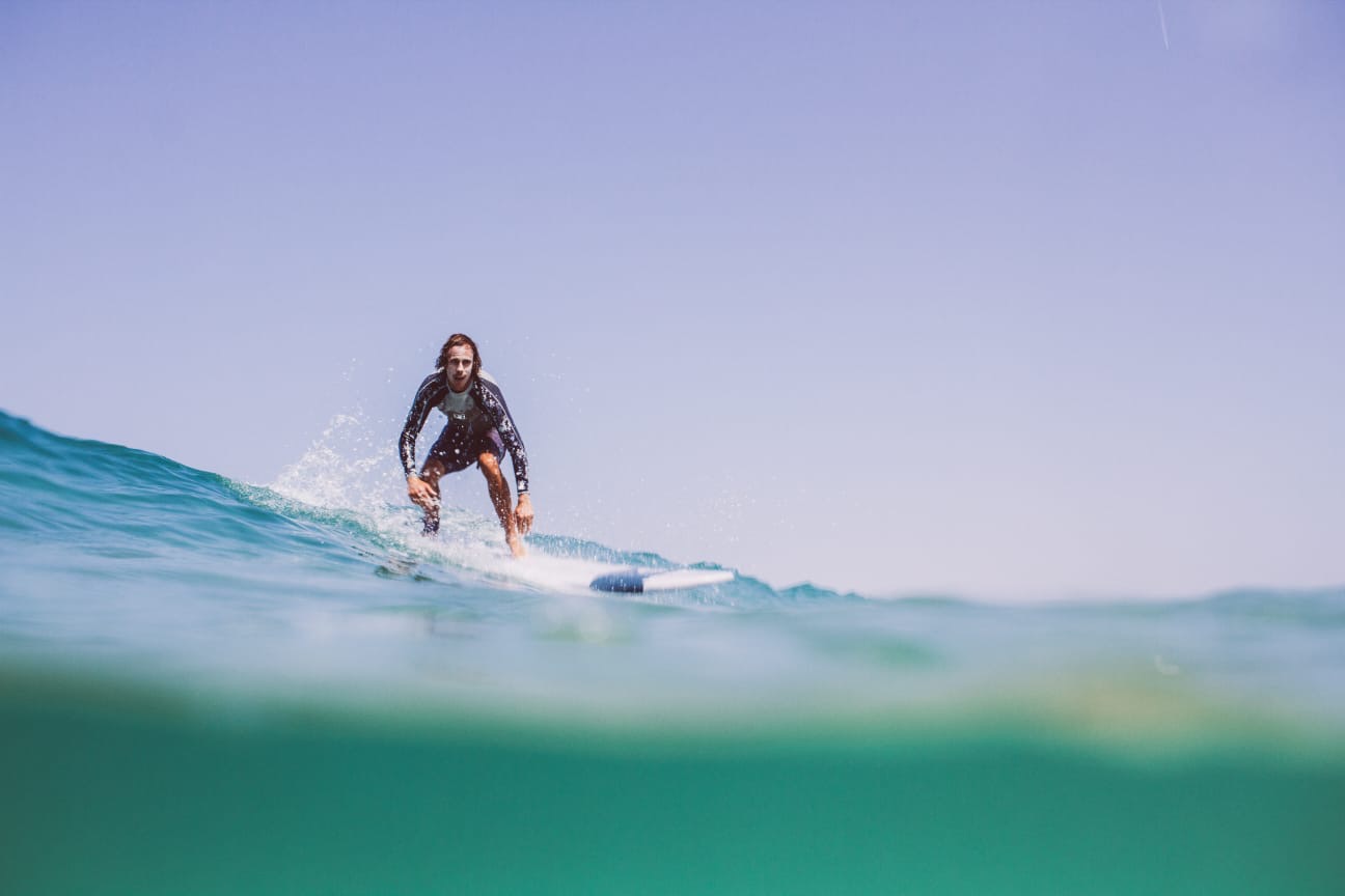 Sylvain en surf, vu au ras de l'eau