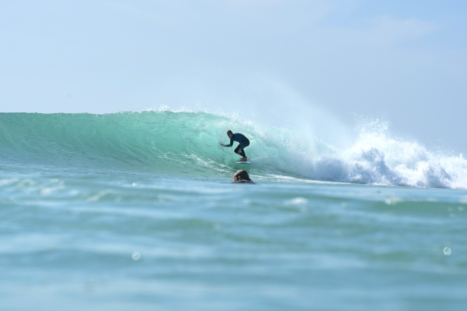 Sylvain sur la paroi d'une vague